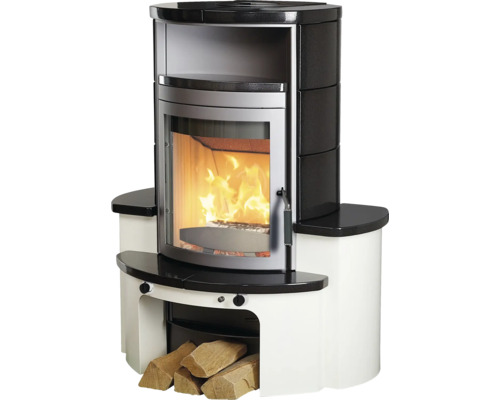 Kaminofen mit Holzscheiten im Lagerfach