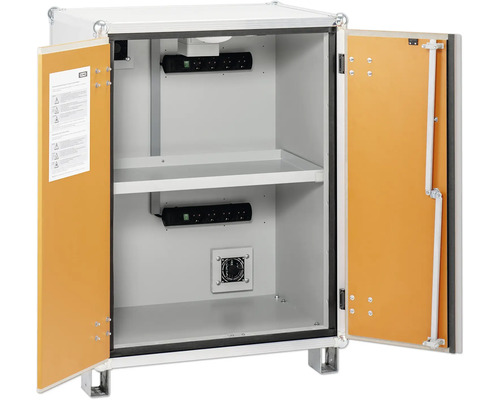 Geöffneter Serverschrank mit Steckdosenleisten und Regalböden.