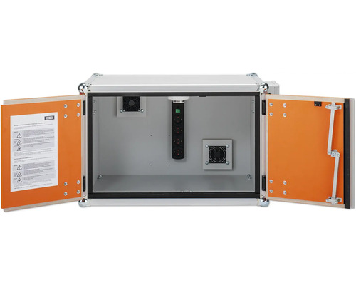 Geöffneter Verteilerkasten mit Mehrfachsteckdose und Lüfter