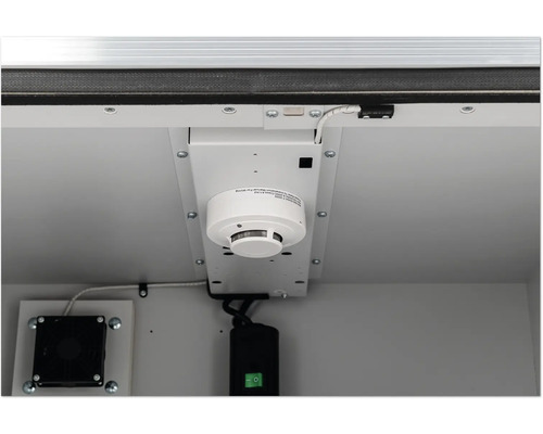 Innenansicht eines Schranks mit installierter Rauchmeldeanlage