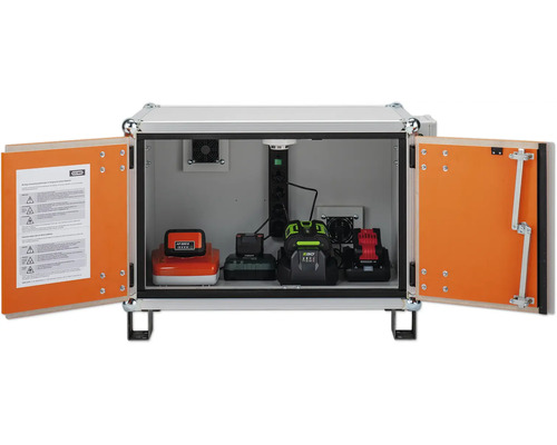 Geöffneter Ladeschrank mit verschiedenen Akkus und Ladegeräten