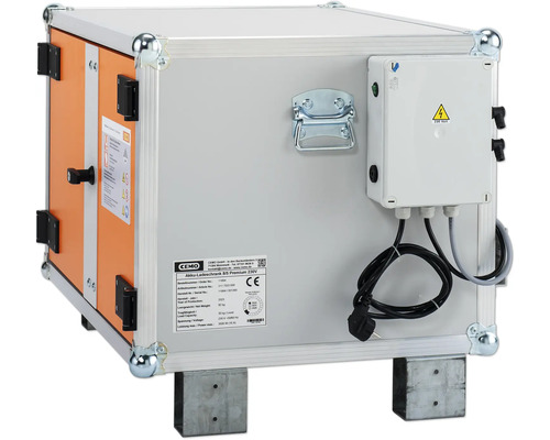 Akkuladegerät in einem silberfarbenen und orangefarbenen Gehäuse mit Anschlusskasten