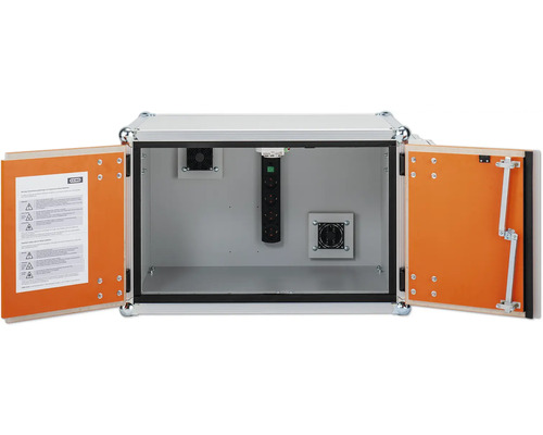 Armoire électrique ouverte avec multiprise et ventilateur