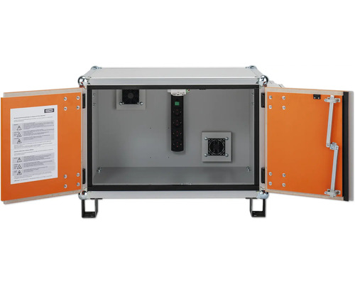 Boîtier de distribution ouvert avec multiprise et prises