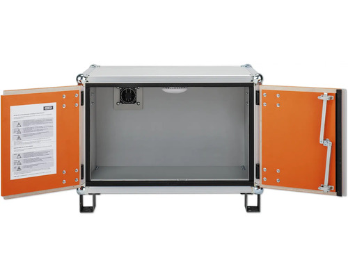 Geöffneter Schrank mit Ventilator und Hinweisschild