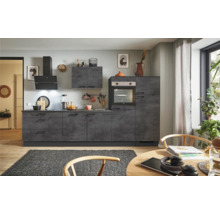 Komplette Küche mit Spüle, Kochfeld, Dunstabzugshaube und Einbaubackofen in einer hellen Wohnung.