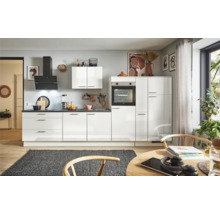 Cuisine lumineuse avec armoires blanches, hotte aspirante et table à manger