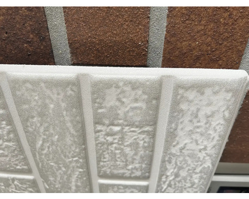 Gros plan d''un revêtement mural blanc aspect brique.