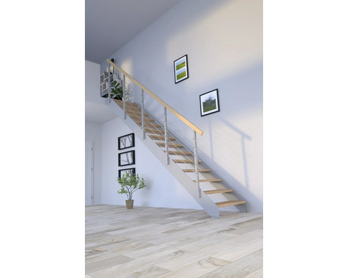 Escalier à limon latéral Pertura Libra chêne sans contremarches revêtu par poudre limon latéral gris droit 85 cm 16 marches / 17 pas de marche garde-corps à barres Escalier avec marches en bois et garde-corps en acier inoxydable dans une pièce lumineuse.