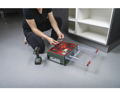 Perceuse et jeu d''embouts en utilisation pour la construction de meubles