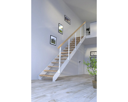 Treppe mit Holzstufen und weißem Geländer im Innenraum