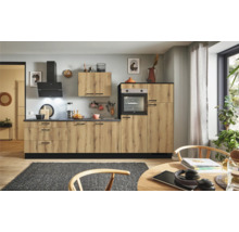 Moderne Küche mit Holzfronten, Dunstabzugshaube und integriertem Backofen.