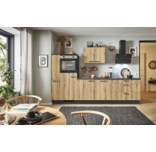 Moderne Küche mit Holzfronten, integriertem Ofen und schwarzer Dunstabzugshaube.