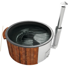 Bain nordique chauffé au bois avec cheminée et rempli d''eau.