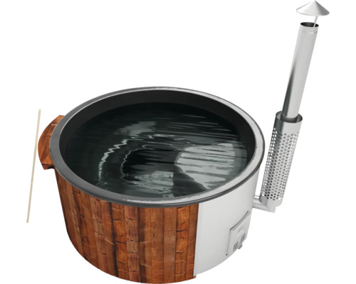 Bain nordique chauffé au bois avec cheminée et rempli d''eau.
