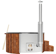 Bain nordique chauffé au bois avec revêtement en bois, four et cheminée.