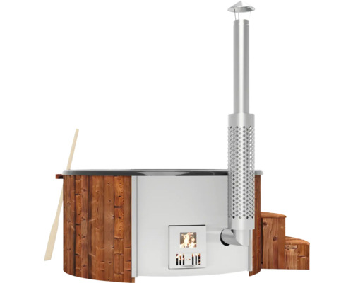 Bain nordique chauffé au bois avec revêtement en bois, four et cheminée.