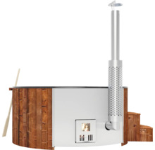 Bain nordique chauffé au bois avec revêtement en bois et cheminée