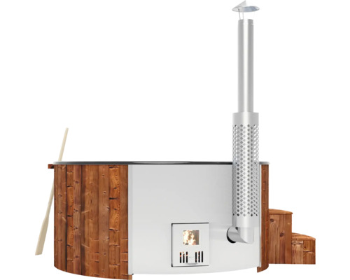 Bain nordique chauffé au bois avec revêtement en bois et cheminée