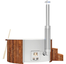 Bain nordique chauffé au bois avec cheminée, revêtement en bois et pagaie