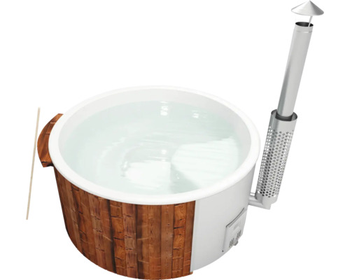 Bain nordique en bois rempli d''eau et avec four