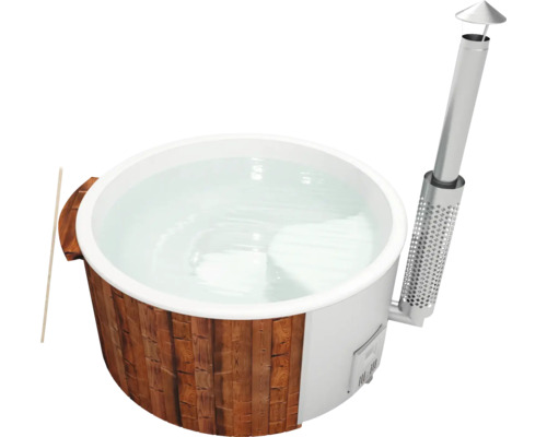 Bain nordique chauffé au bois rempli d''eau et cheminée
