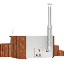 Bain nordique chauffé au bois avec revêtement en bois et cheminée