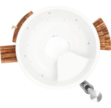 Jacuzzi rond avec revêtement en bois et tuyau d''évacuation, vue de dessus