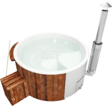 Bain nordique à bois avec escalier et cheminée
