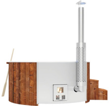 Bain nordique chauffé au bois avec revêtement en bois et cheminée