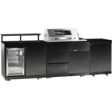 Cuisine d''extérieur complète avec barbecue, réfrigérateur et plan de travail sur roulettes