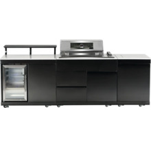 Cuisine extérieure avec barbecue, plan de travail, réfrigérateur et espace de rangement sur roulettes