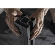 Hände halten Aluminiumprofile