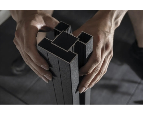Mains tenant des profilés en aluminium