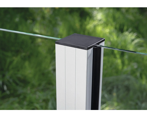 Detailaufnahme eines Geländerpfostens mit Glaseinsatz