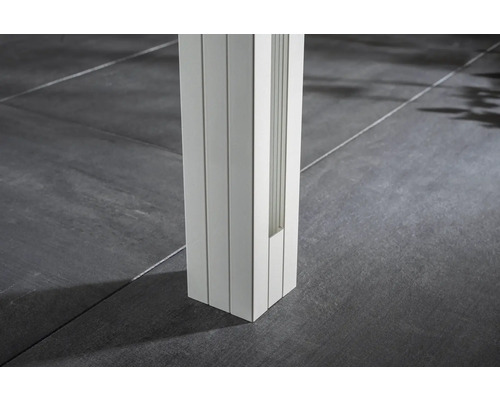 Detailansicht einer weißen Holzverkleidung im Innenbereich