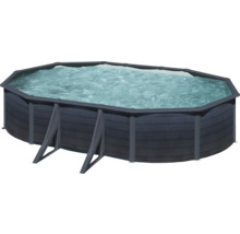 Piscine ovale remplie d''eau