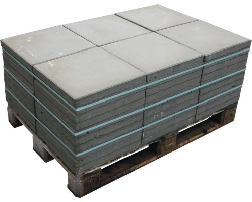 Stapel grauer Gehwegplatten auf Holzpalette