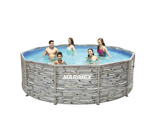 Piscine familiale avec motif de pierre et eau remplie