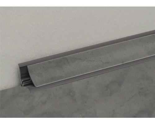 Plinthe en plastique avec goulotte de câbles