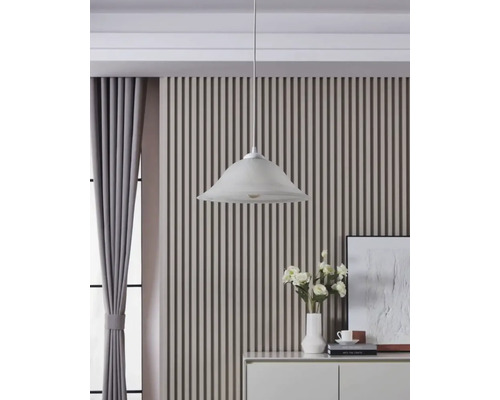 Lampe suspendue au-dessus d''un buffet avec décoration dans une pièce lumineuse.
