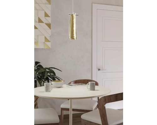 Esszimmer mit Pendelleuchte über einem runden Tisch mit Stühlen.