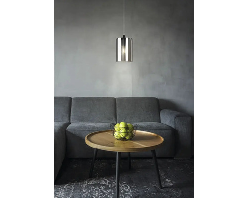 Pendelleuchte aus Glas über Couchtisch mit Äpfeln