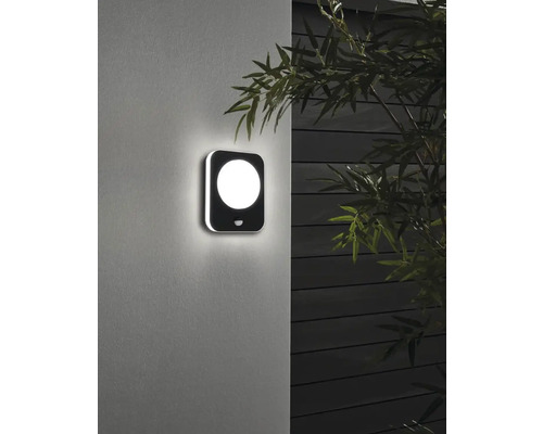 Luminaire extérieur carré avec détecteur de mouvement monté sur un mur