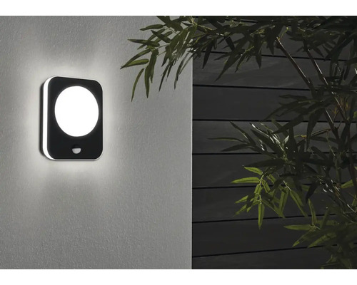 Applique murale extérieure avec détecteur de mouvement sur un mur