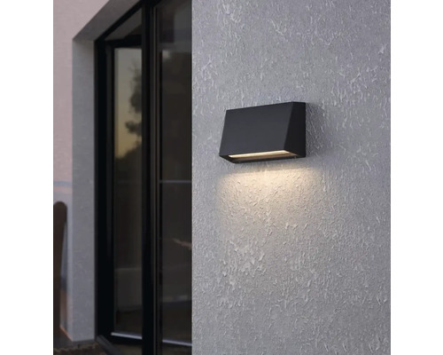 Applique murale extérieure noire sur un mur