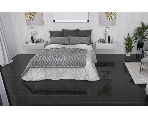 Chambre avec lit, tables de chevet et carrelage brillant