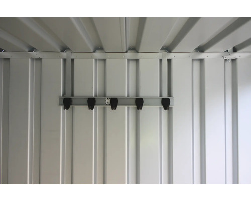 Vue intérieure d''un abri de jardin avec support à outils