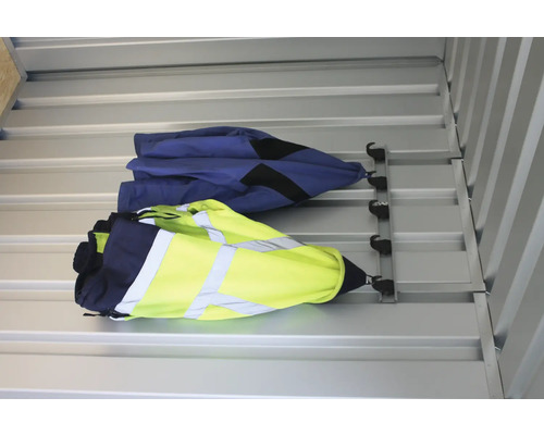 Deux vestes de travail sont suspendues à une penderie sur le mur.