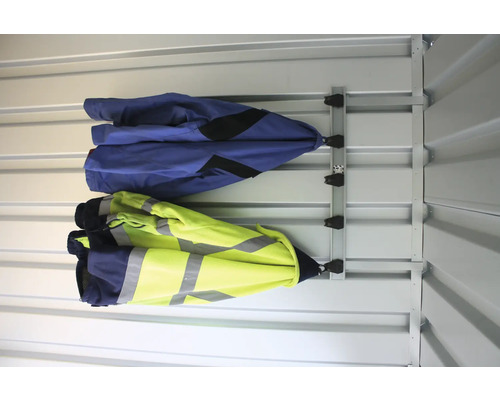 Deux vestes de travail sont suspendues à un système de rails muraux.